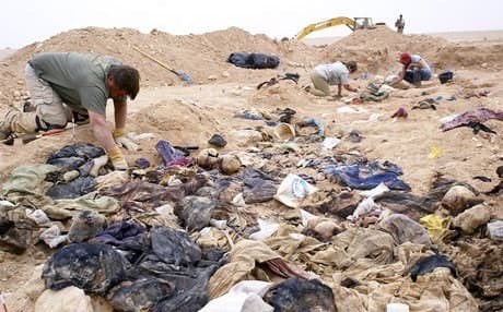 Iraqi forensic team working on the remains of a mass grave at the south of Iraq. Photo : Rudaw