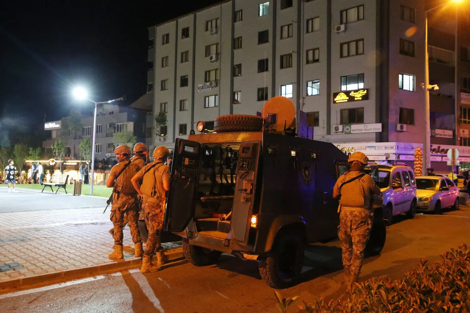 Karesata çawîşê pispor: Polîsek kuşt û hevjîna xwe ya berê jî birîndar kir