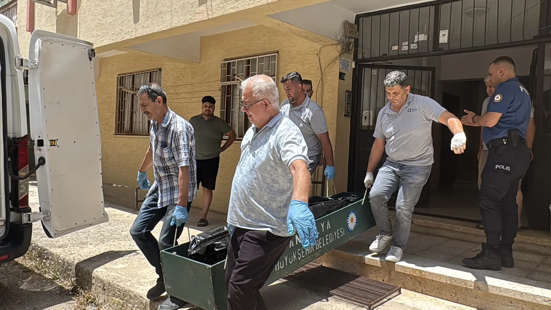 Li Antalyayê mamosteyekî hevjîn û xezûrê xwe kuştin