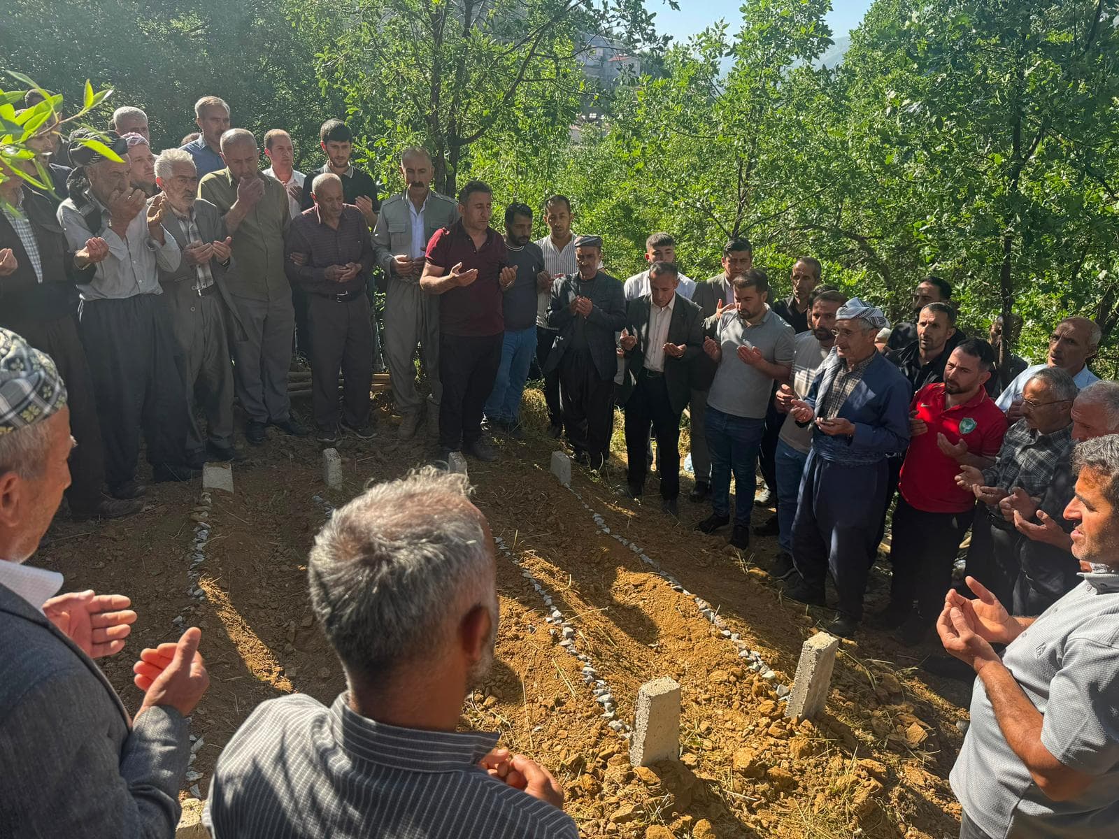 Hakkari’de öldürülen kadın, annesi ve iki kardeşi yan yana toprağa verildi