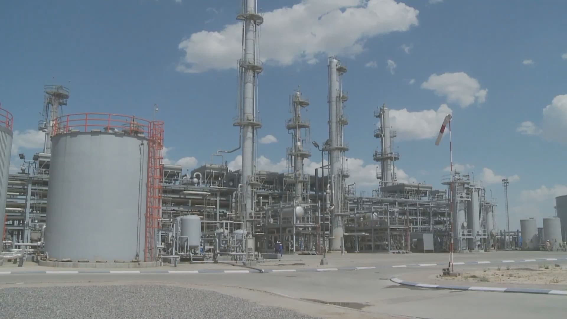 Iraq moves to secure Kurdistan oil fields, pledges defense plans