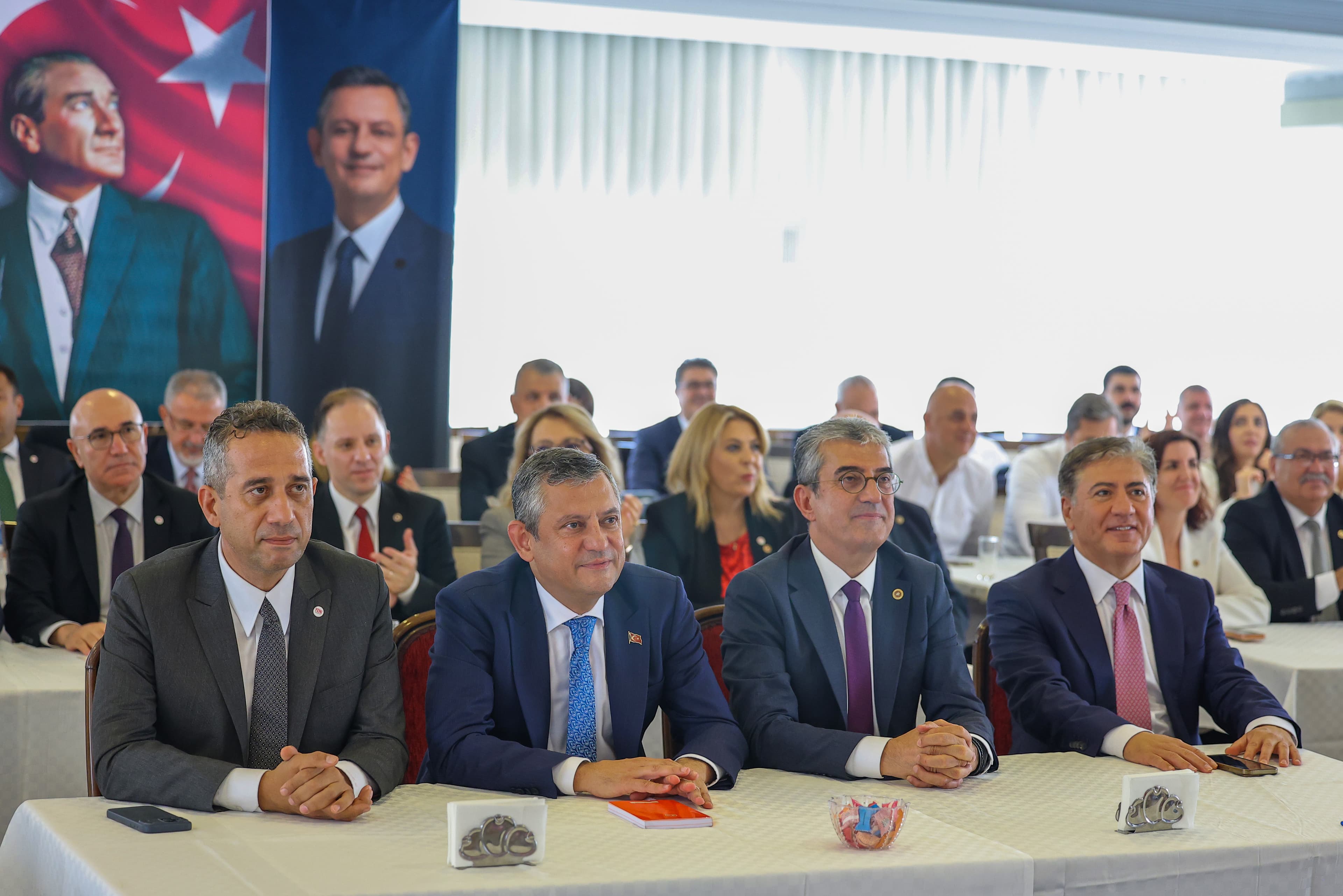 Özgür Özel: 200'ün üzerinde belediye Yeni Parti'ye katılacak