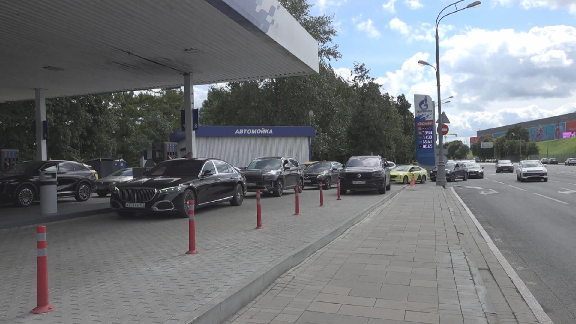 Li Moskowê qeyrana benzînê: Dorên otomobîlan 2 kîlometreyan dirêj in