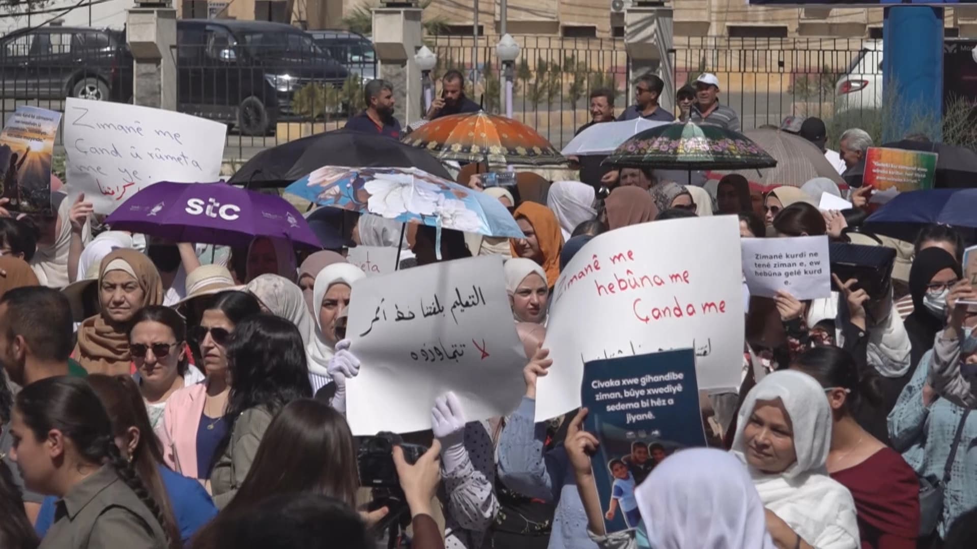لە قامشلۆ دژی بڕیارێکی حکوومەتی کاتیی سووریا بۆ گۆڕینی خوێندن لە کوردییەوە بۆ عەرەبییەوە خۆپێشاندانیان کرا