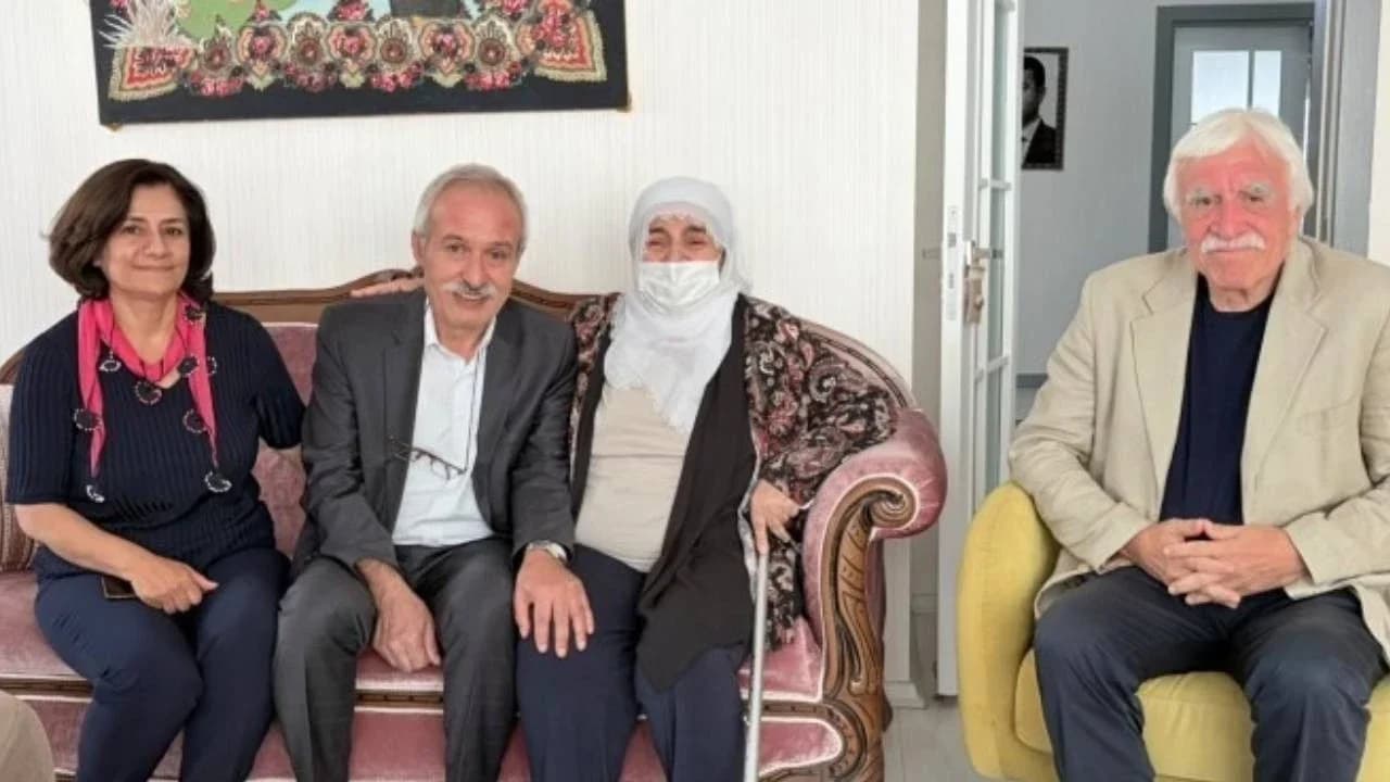 Mızraklı, Selahattin Demirtaş'ın annesini ziyaret etti: 'Niye tek geldin?'