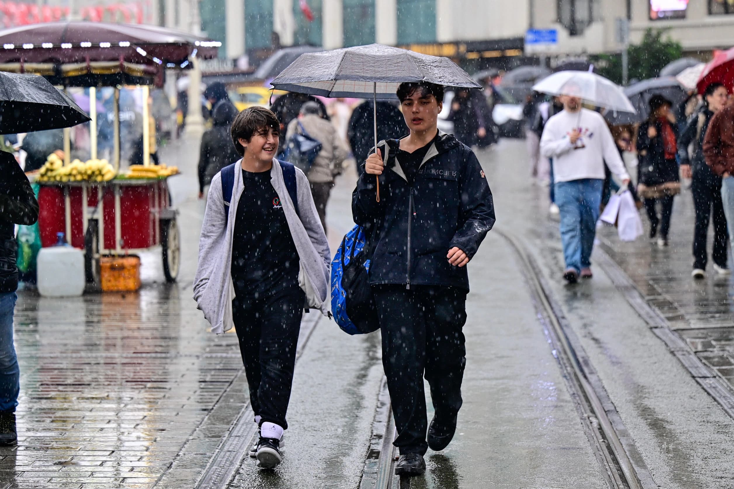 Valilik duyurdu: İstanbul'da okullar tatil edildi, motosikletler yasaklandı