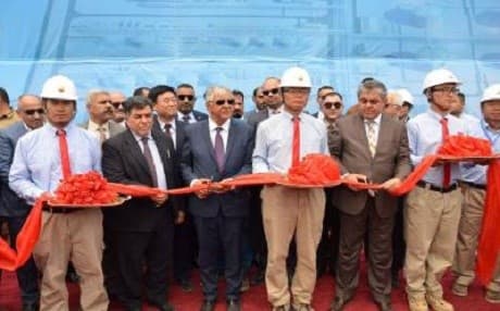 Iraqi oil officials and Chinese businessmen from PetroChina cut the ribbon in a cermony celebrating the drilling of an oil well in Huwaiza in southeastern Iraq. Photo: Iraqi oil ministry
