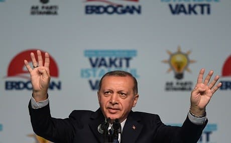 Turkish President Recep Tayyip Erdogan flahes four finger rabia sign on May 29, 2018 in Istanbul during an electoral meeting presentating candidates for the upcoming parliamentary elections. Photo: Ozan Kose / AFP