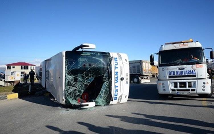 tatvan yolcu otobusu ile tir carpisti