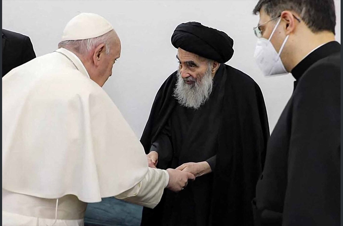 This handout picture released by Ayatollah Sistani's media office shows Iraq's most revered Shiite cleric, Grand Ayatollah Ali al-Sistani (C) meeting with Pope Francis (L) and his delegation, at his home in the holy city of Najaf, on March 6, 2021. Photo: Ayatollah Sistani's Media Office / AFP