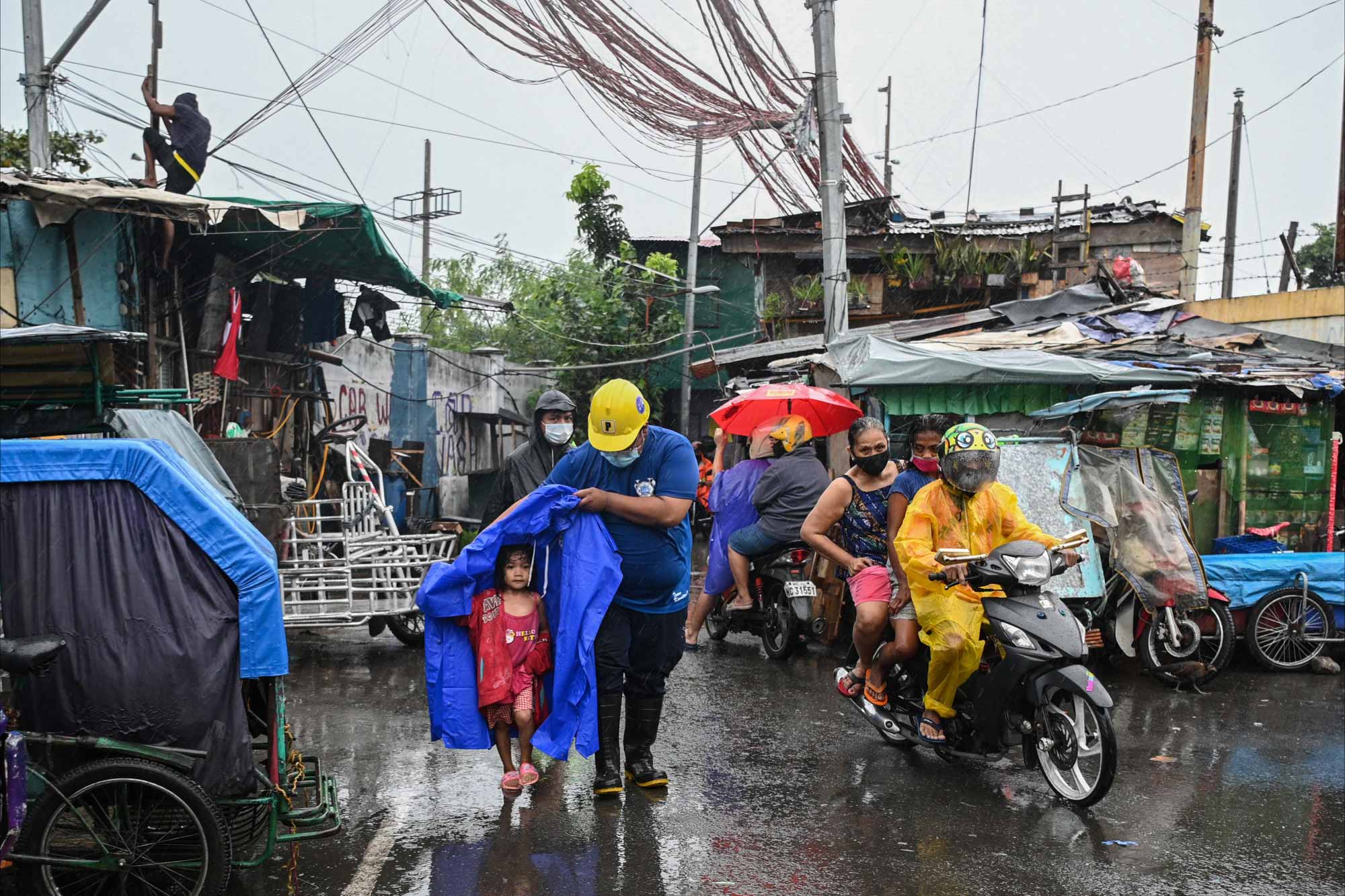 Рассвирепевший тайфун гонит нашу. Тайфун гони. One Sierra в Маниле, Филиппины. Филиппины Эстетика. Клипарт на Филиппинах в ноябре.
