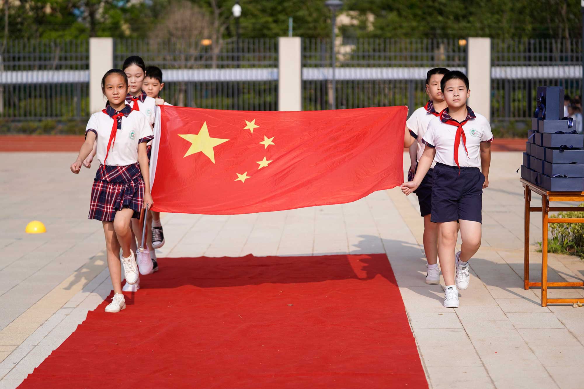 1 сентября в китае. 1 сентября в разных странах. Линейка в китайской школе. Ограничения китай с 1 сентября. Китайская линейка школьная.