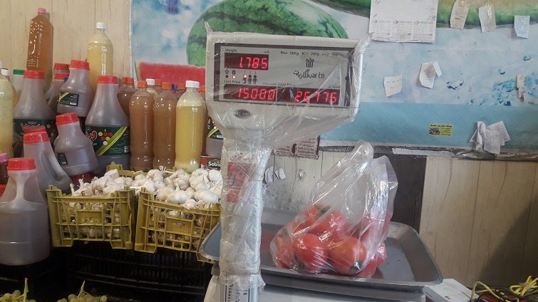 At a Sanandaj market, tomatoes now cost 15,000 tomans ($4.50) - a 15-fold price increase on a month ago. Photo: Jabar Dastbaz / Rudaw