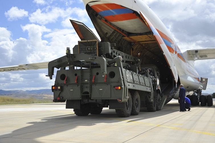 Parts of the S-400 air defense systems are unloaded from a Russian transport aircraft at Murted military airport in Ankara, Turkey, July 12, 2019. File photo: Turkish Defence Ministry / AP
