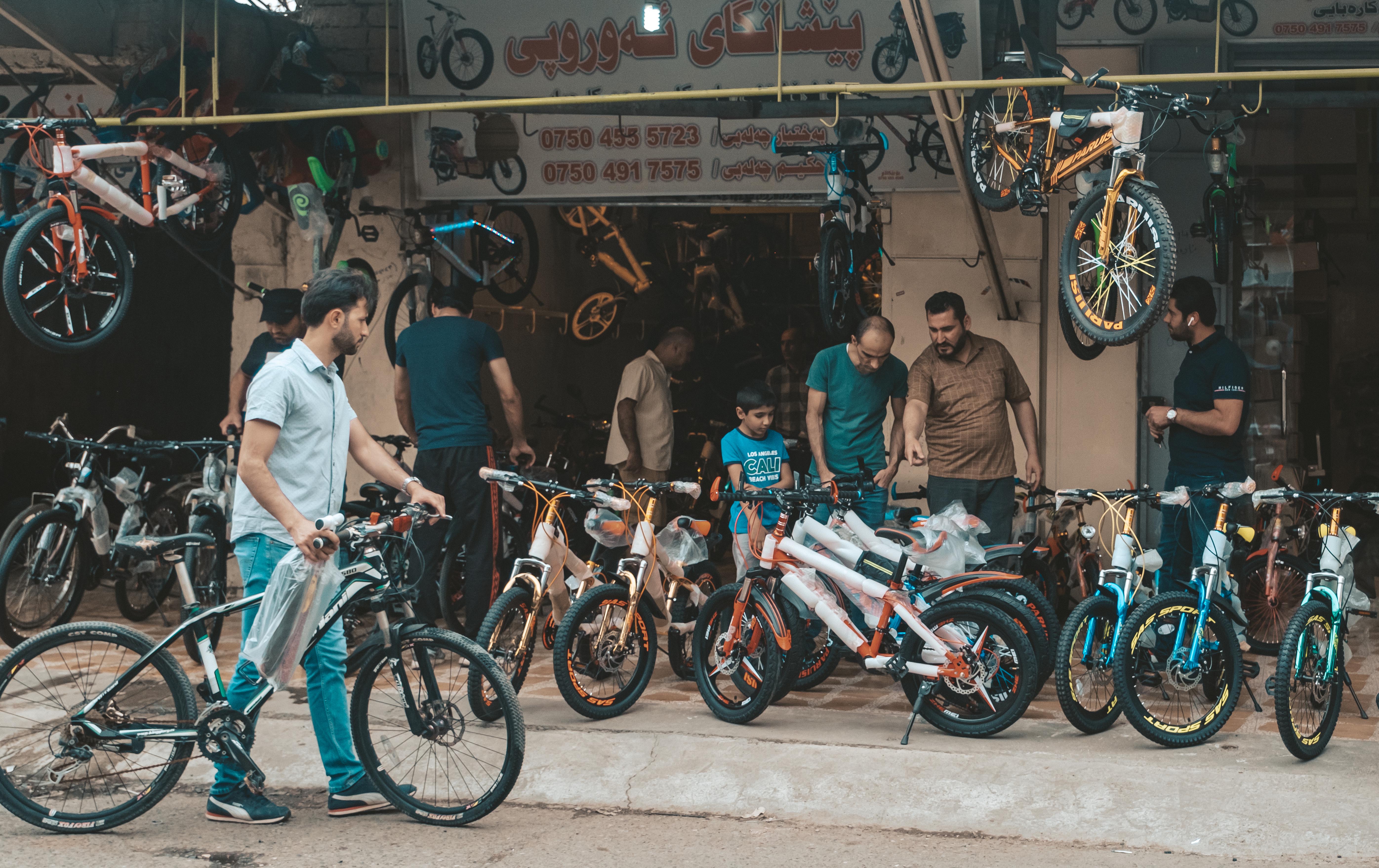 لە ماوەی قەدەخەی هاتووچۆدا دەوڵەمەند و هەژار کڕیاری پایسکل بوون. وێنە: بڵند تاهیر