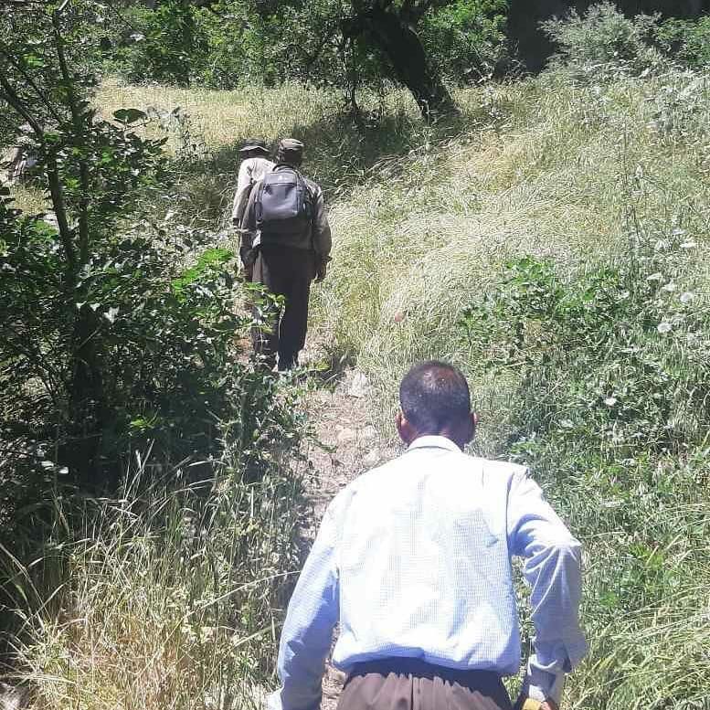 بەشێک لە خەڵکی ناوچەکە چوونەتە چیاکە بۆ هێنانەوەی تەرمی ئەو باوک و کوڕە