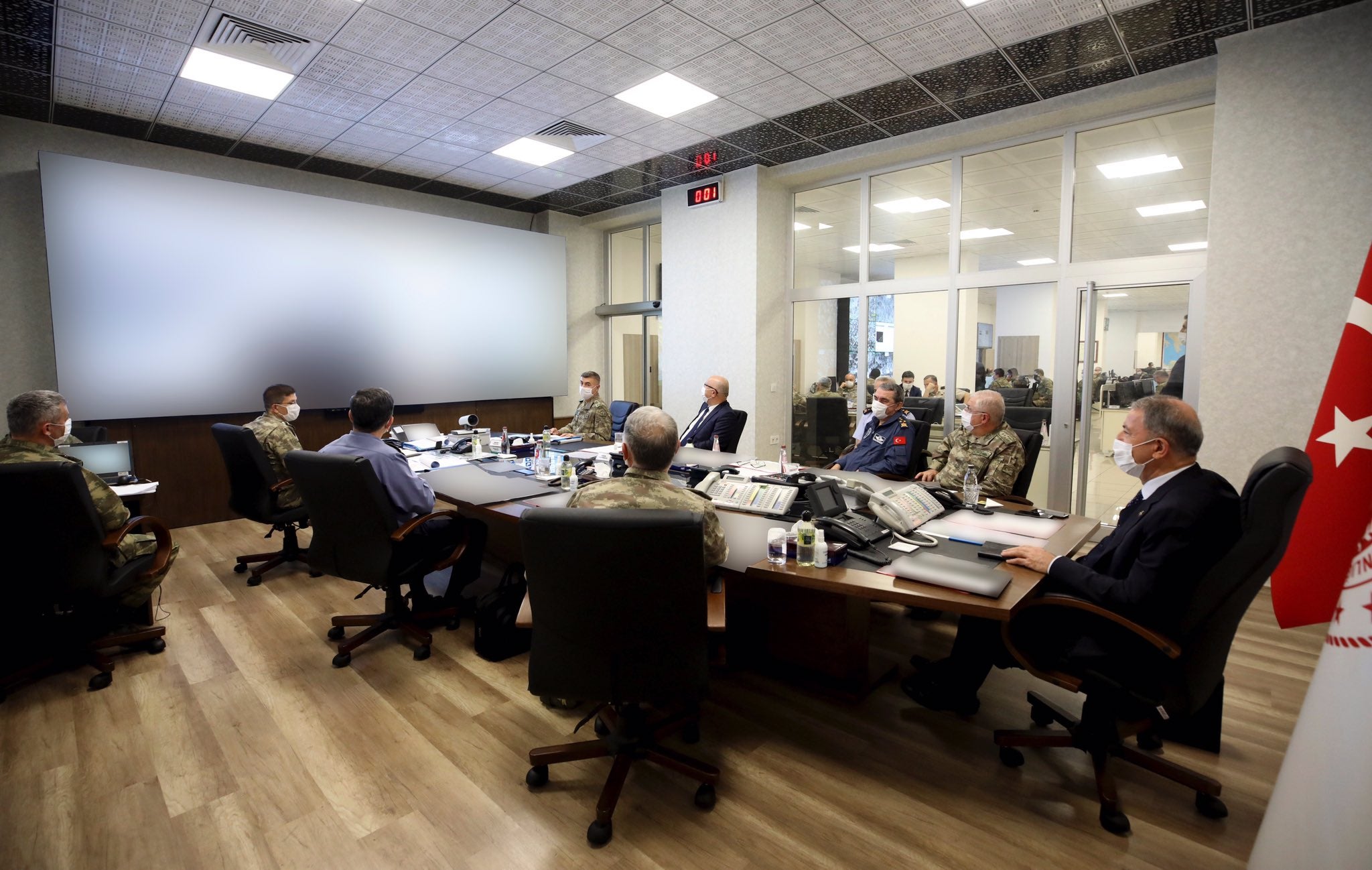 خولوسی ئاکار، وەزیری بەرگریی تورکیا و بەشێک لە فەرماندە سەربازییەکان لە ژووری بەڕێوەبردی ئۆپەراسیۆنەکە