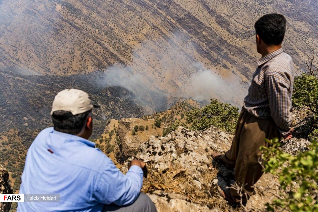 دوو هاووڵاتی لە دووکەڵی ئاگری دارستانەکانی پاوە دەڕوانن