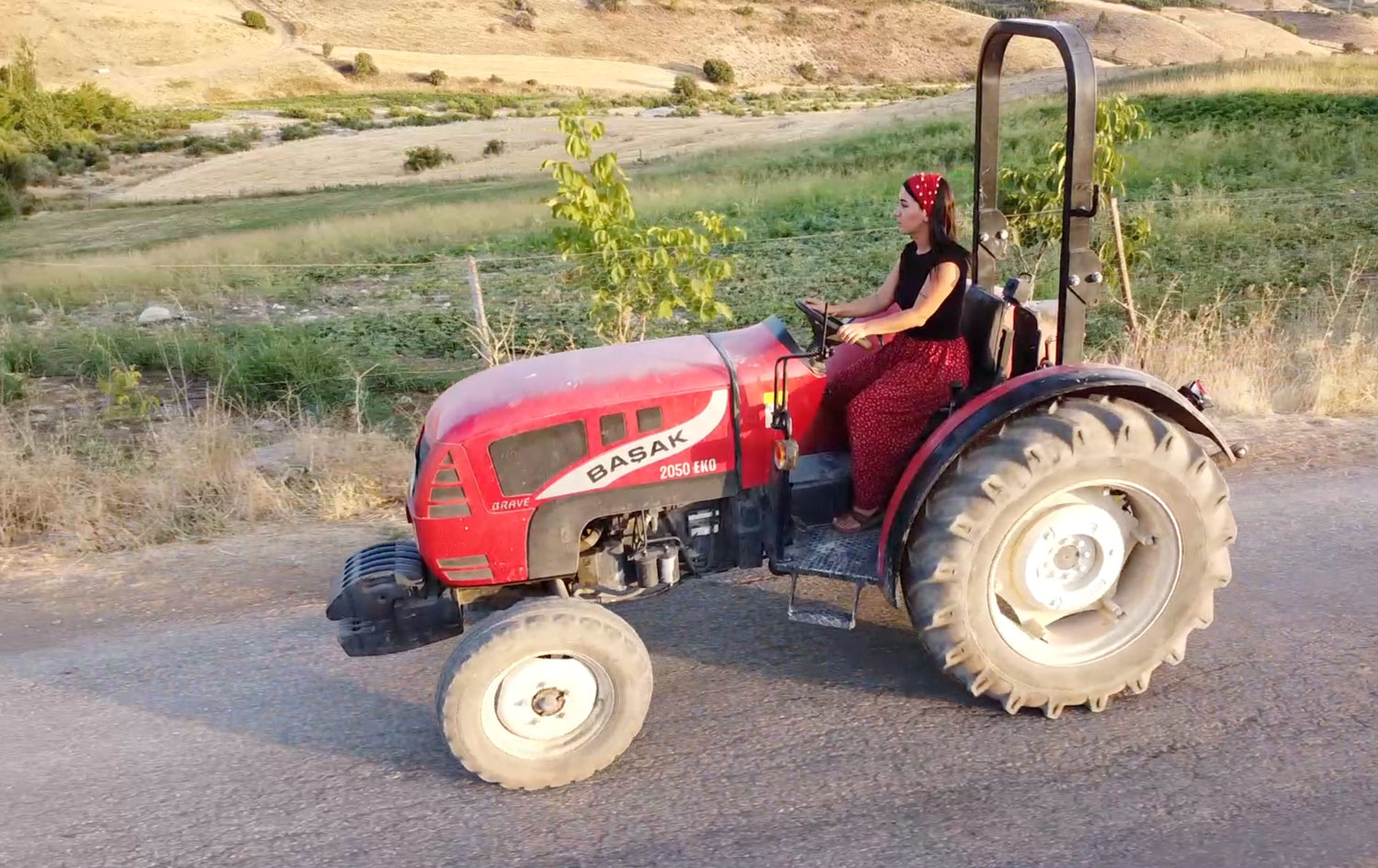 Seda Canpolat, elde ettiği mahsulleri köy köy dolaşarak ihtiyaç sahiplerine dağıtıyor