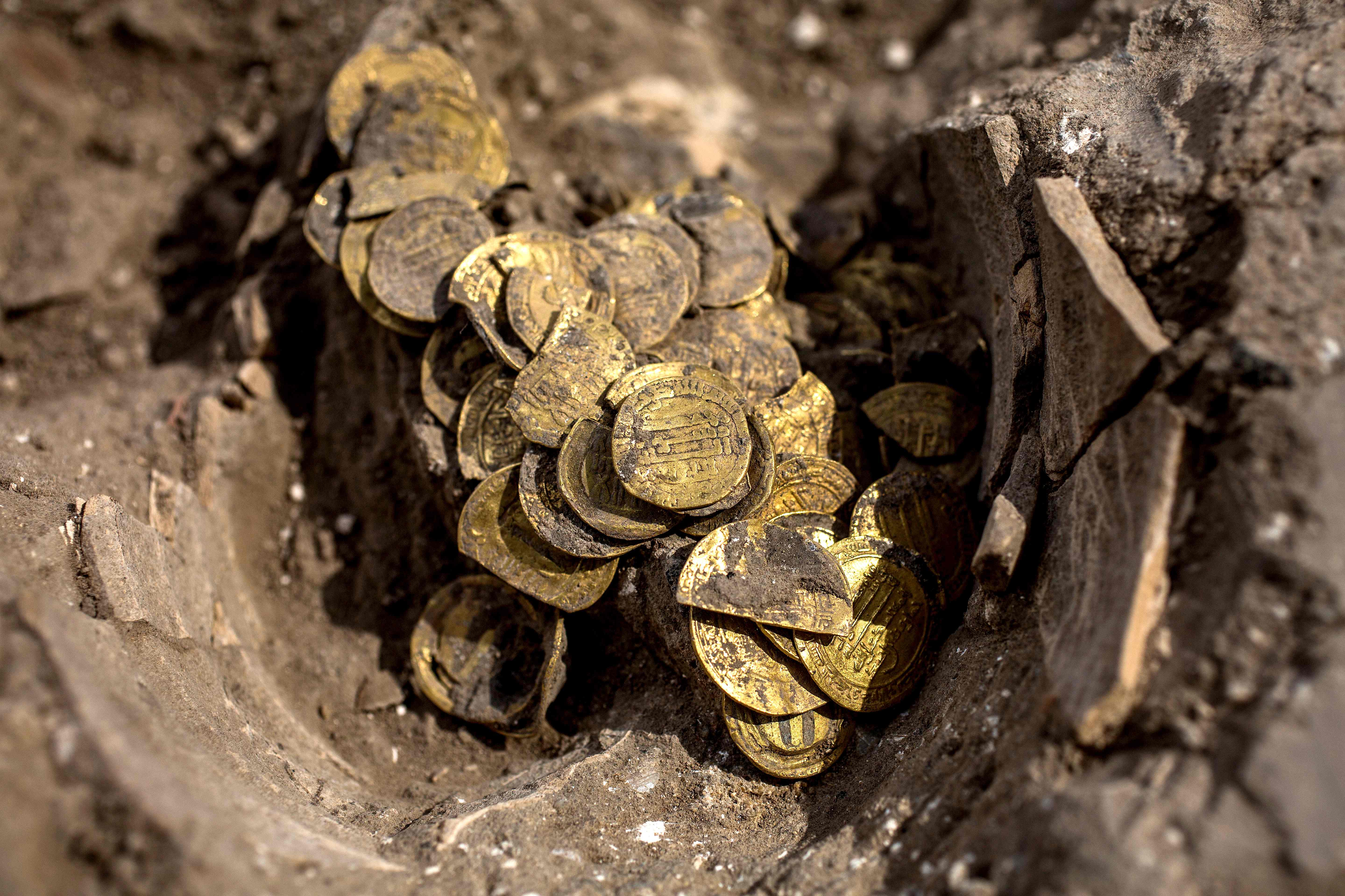В каком году нашли первое золото. Клад золотых монет. Клад в земле. Монеты в земле. Золотая монета в земле.
