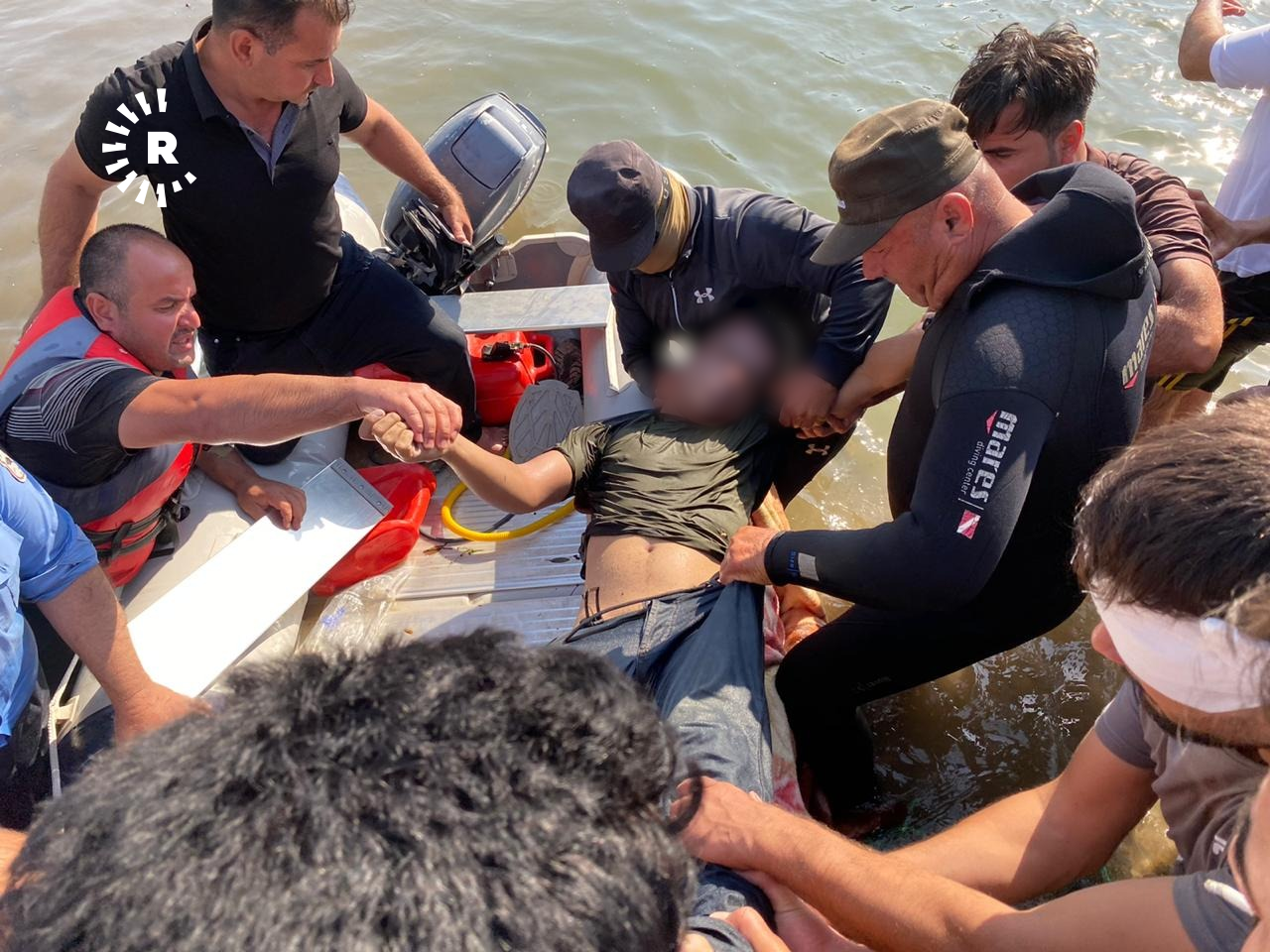 دەرهێنانەوەی تەرمی محەممەد نەسرەدین لە زێی بچووک. وێنە: ئاسۆ عادل، گوتەبێژی تیمی مەلەوانی خێرخوازیی تەقتەق -تایبەت بە رووداو