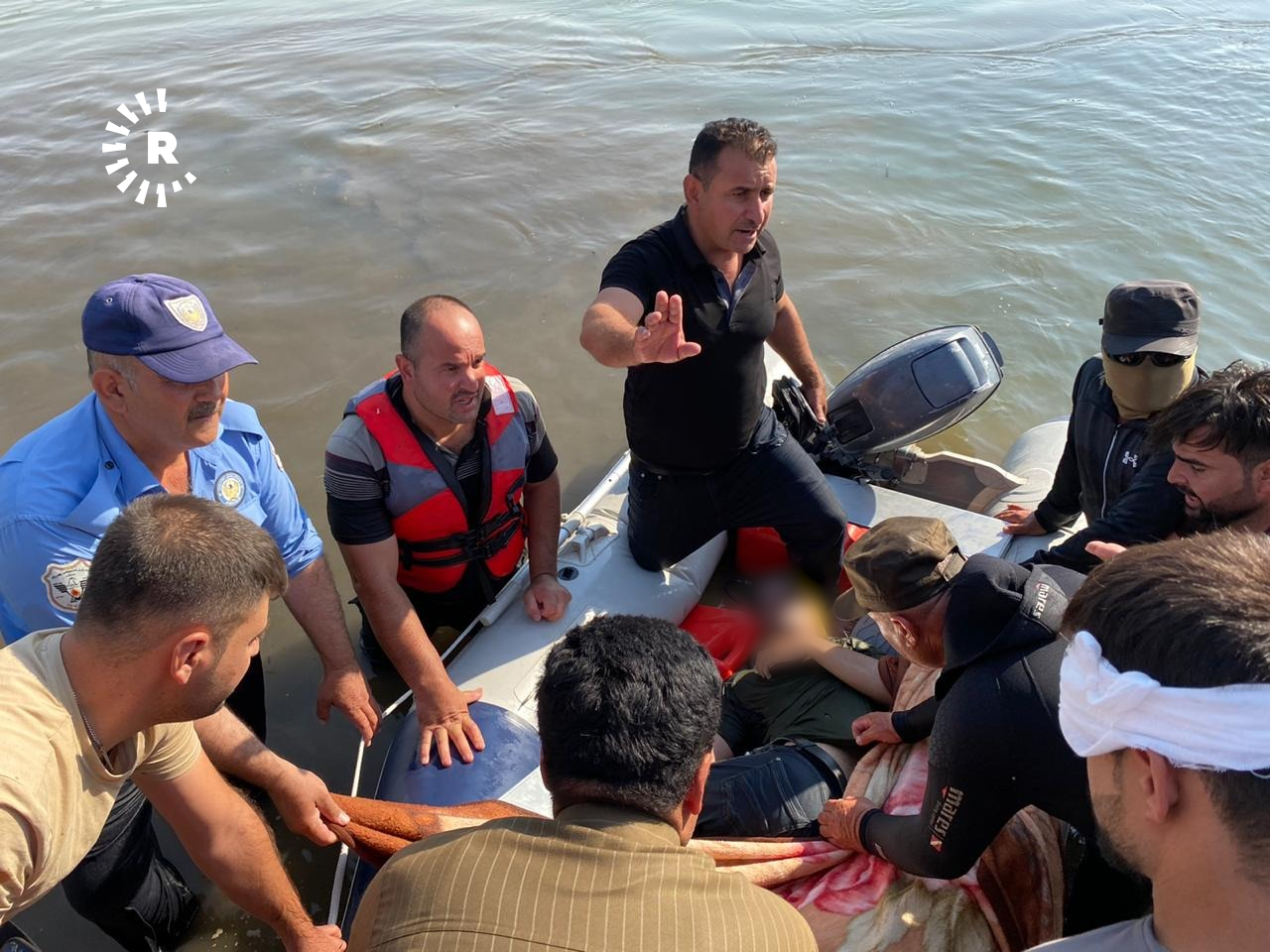 دەرهێنانەوەی تەرمی محەممەد نەسرەدین لە زێی بچووک. وێنە: ئاسۆ عادل، گوتەبێژی تیمی مەلەوانی خێرخوازیی تەقتەق -تایبەت بە رووداو