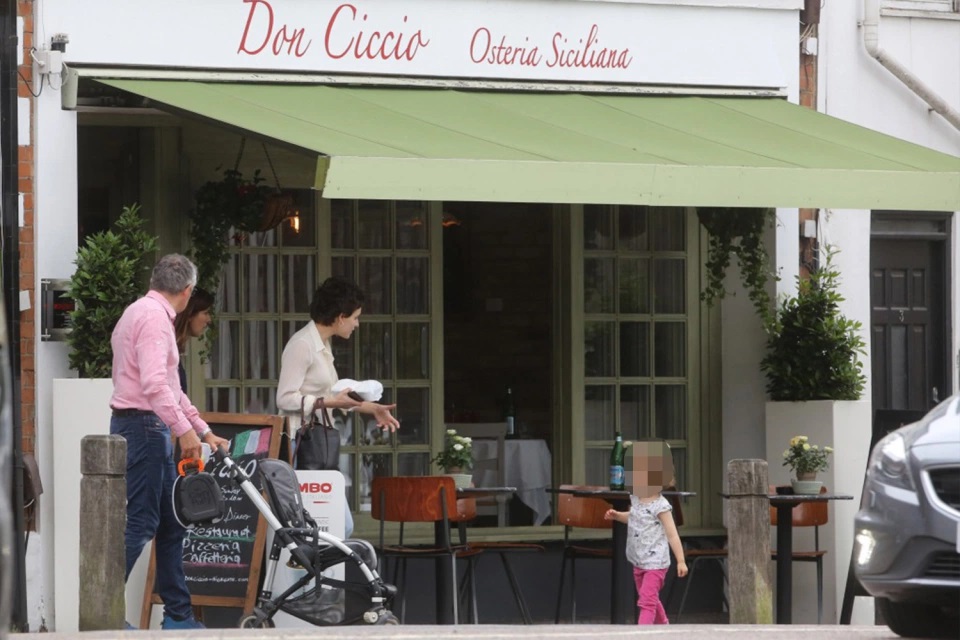 نوێترین وێنەی مستەر بین لەگەڵ هاوژین و منداڵە بچووکەکەیان کە لە THE SUN بڵاوکراوەتەوە