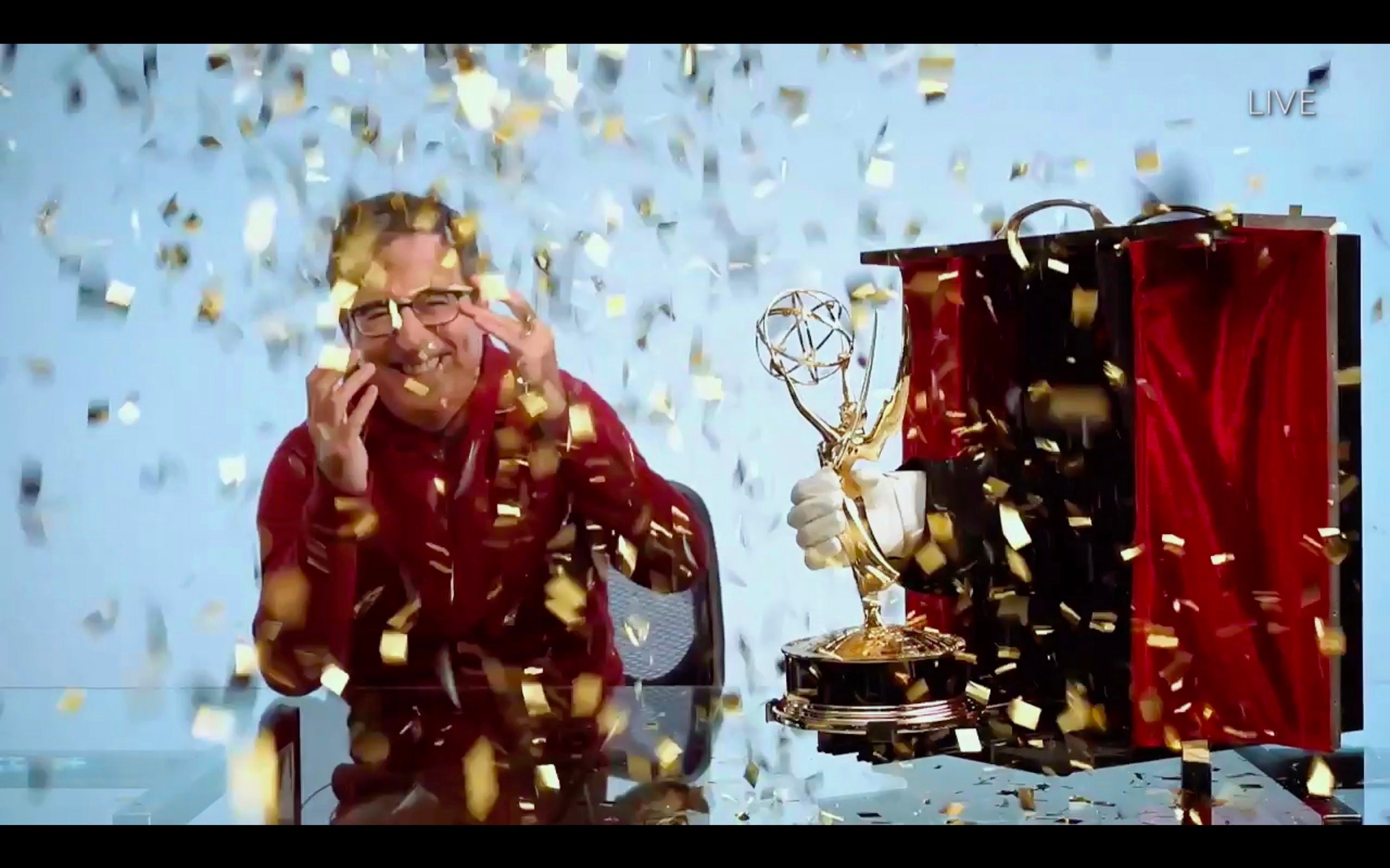 جۆن ئۆلیڤەر لەکاتی وەرگرتنی خەڵاتەکەی