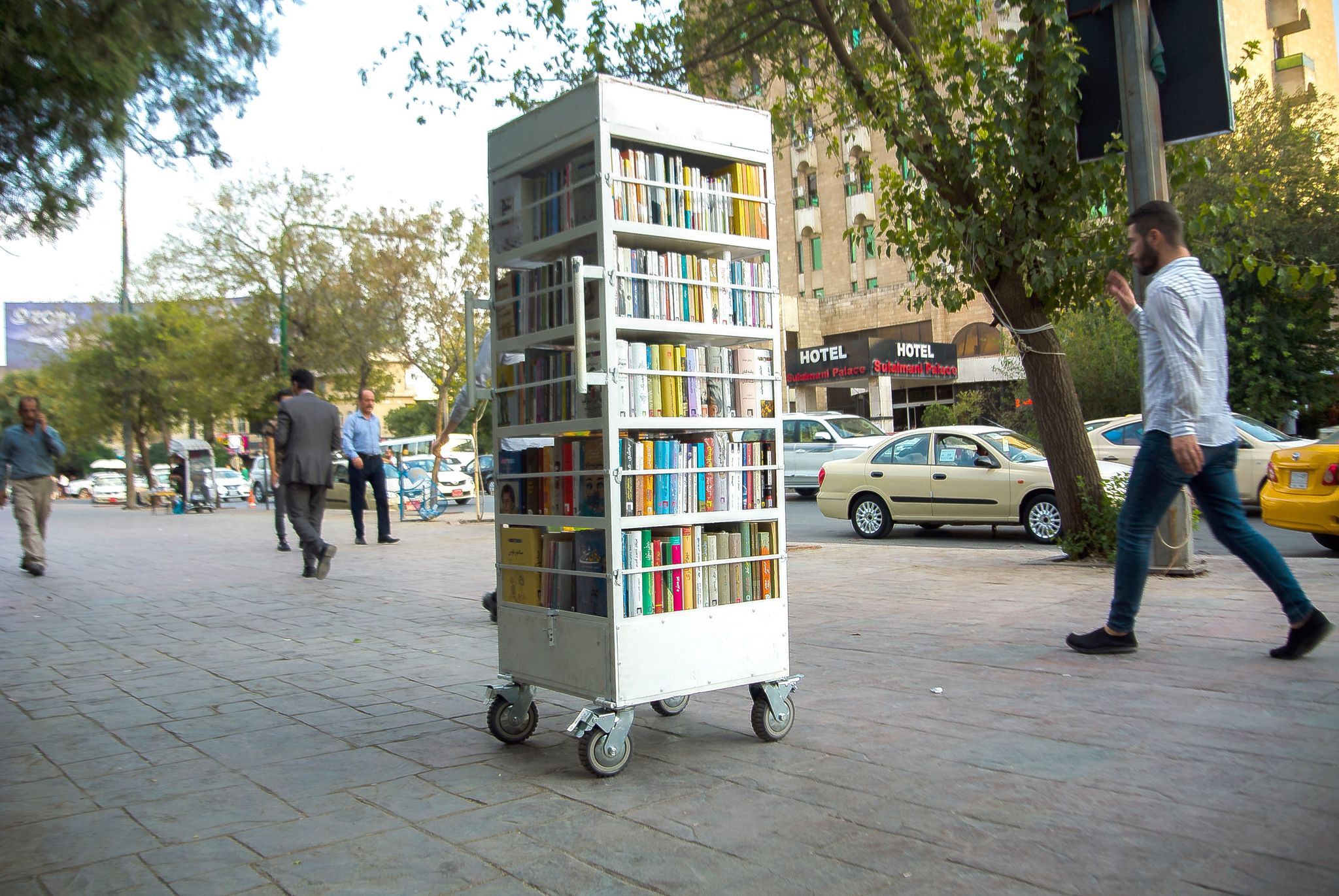 کتێبفرۆشییە بچووکەکەی چراخان تۆفیق و زامۆ عومەر وێنە؛ زمناکۆ ئیسماعیل