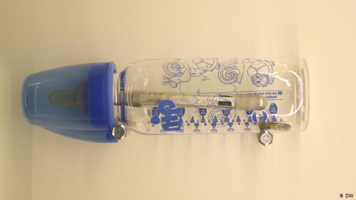 شووشه‌یه‌كى شیرى منداڵان كه‌ ته‌قەی‌ پێدەکرێت