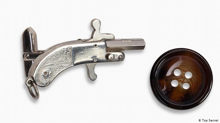 چەکێک له‌ شوێنى قۆپچەی دەستی کراس، كه‌ له‌لایه‌ن نه‌مساوە دروستكراوه‌