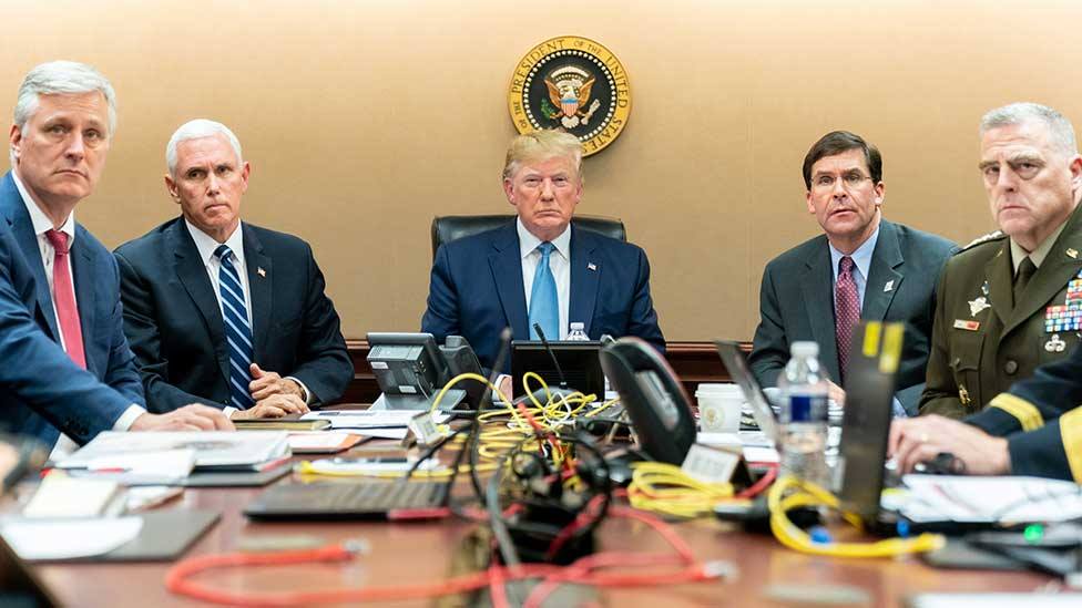 دۆناڵد ترەمپ لە ژووری ئۆپەراسیۆنەکان لەکاتی چاودێریکردنی ئۆپەراسیۆنی کوژرانی ئەبوبەکر بەغدادی. وێنە: Getty Images دۆناڵد ترەمپ لە ژووری ئۆپەراسیۆنەکان لەکاتی چاودێریکردنی ئۆپەراسیۆنی کوژرانی ئەبوبەکر بەغدادی. وێنە: Getty Images