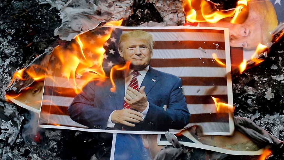 سووتاندنی وێنەی دۆناڵد ترەمپ لە خۆپێشاندانێکدا لە تارانی پایتەختی ئێران. وێنە: Getty Images سووتاندنی وێنەی دۆناڵد ترەمپ لە خۆپێشاندانێکدا لە تارانی پایتەختی ئێران. وێنە: Getty Images