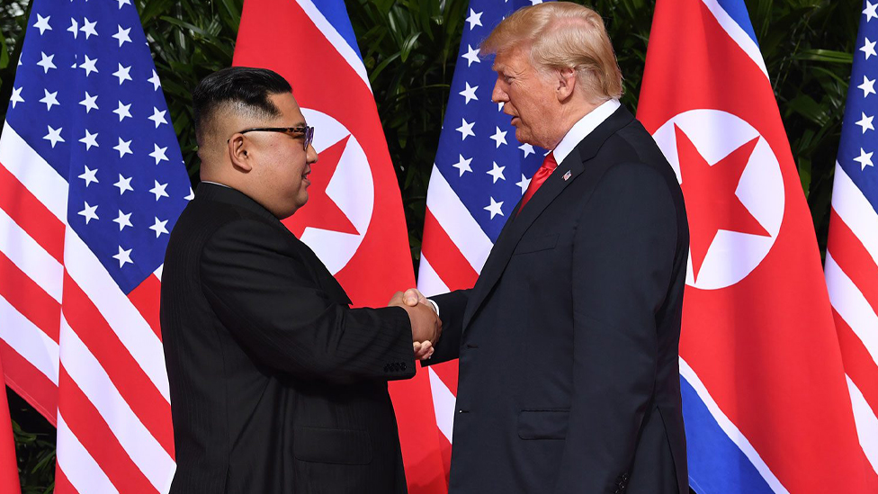 تەوقەی دۆناڵد ترەمپ لەگەڵ کیم جۆنگ ئوون لە سەنگاپوور. وێنە: AFP تەوقەی دۆناڵد ترەمپ لەگەڵ کیم جۆنگ ئوون لە سەنگاپوور. وێنە: AFP