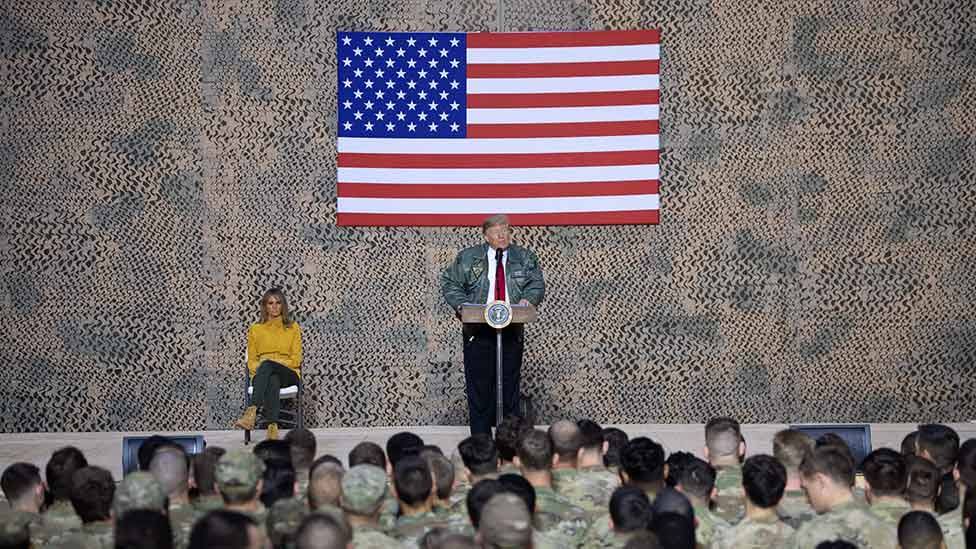 دۆناڵد ترەمپ لەکاتی قسەکردن بۆ سەربازانی وڵاتەکەی لە عێراق. وێنە: Getty Images دۆناڵد ترەمپ لەکاتی قسەکردن بۆ سەربازانی وڵاتەکەی لە عێراق. وێنە: Getty Images