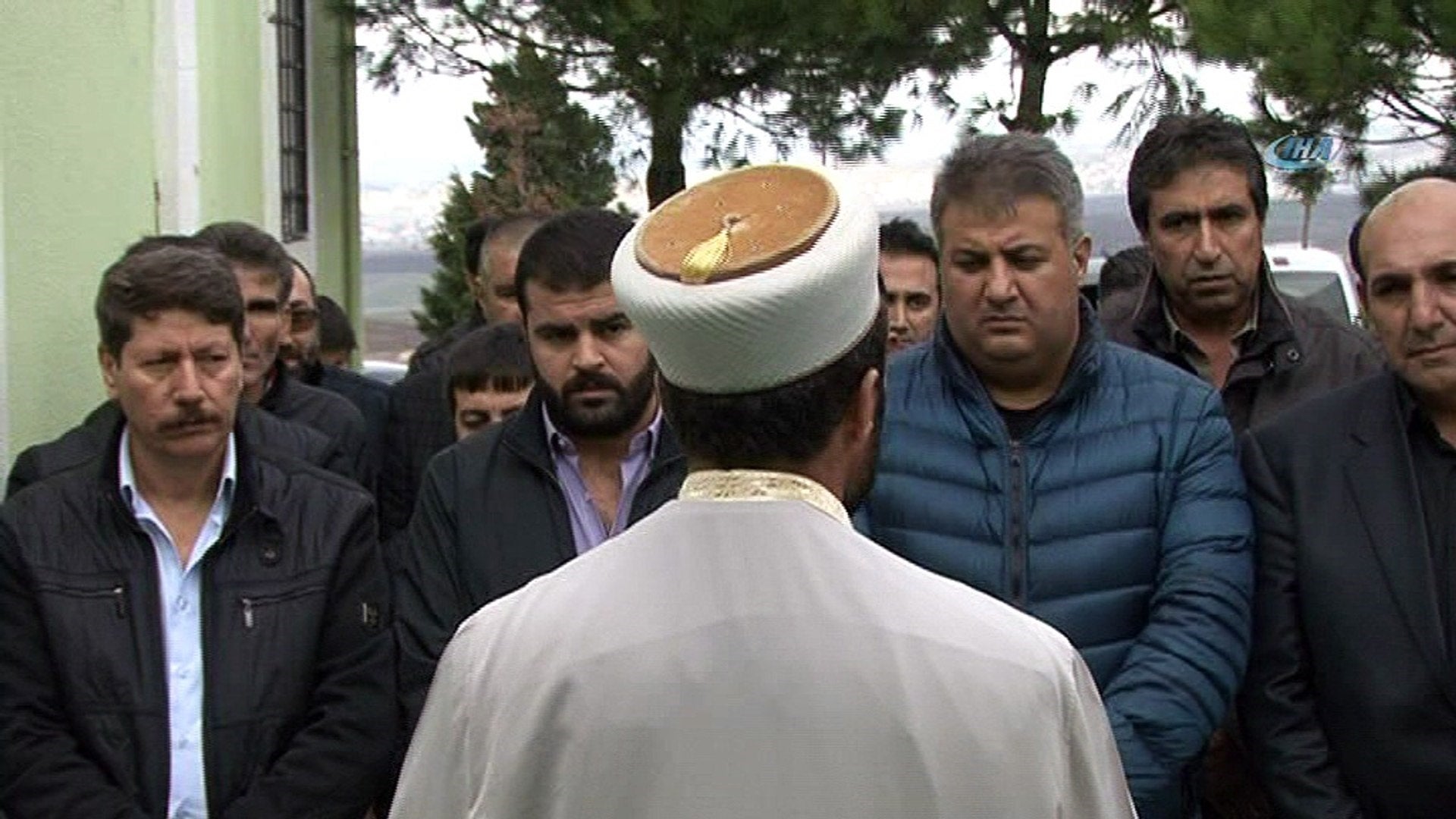 زیندەشتی لە پرسەی کچەکەیدا زیندەشتی لە پرسەی کچەکەیدا