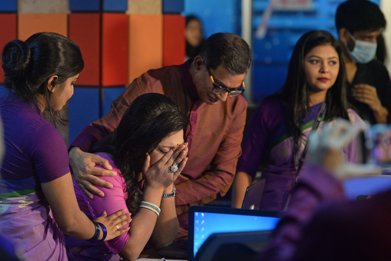 گریانی تاشنوڤا لە کاتی پێشکێشکردنی هەواڵەکان