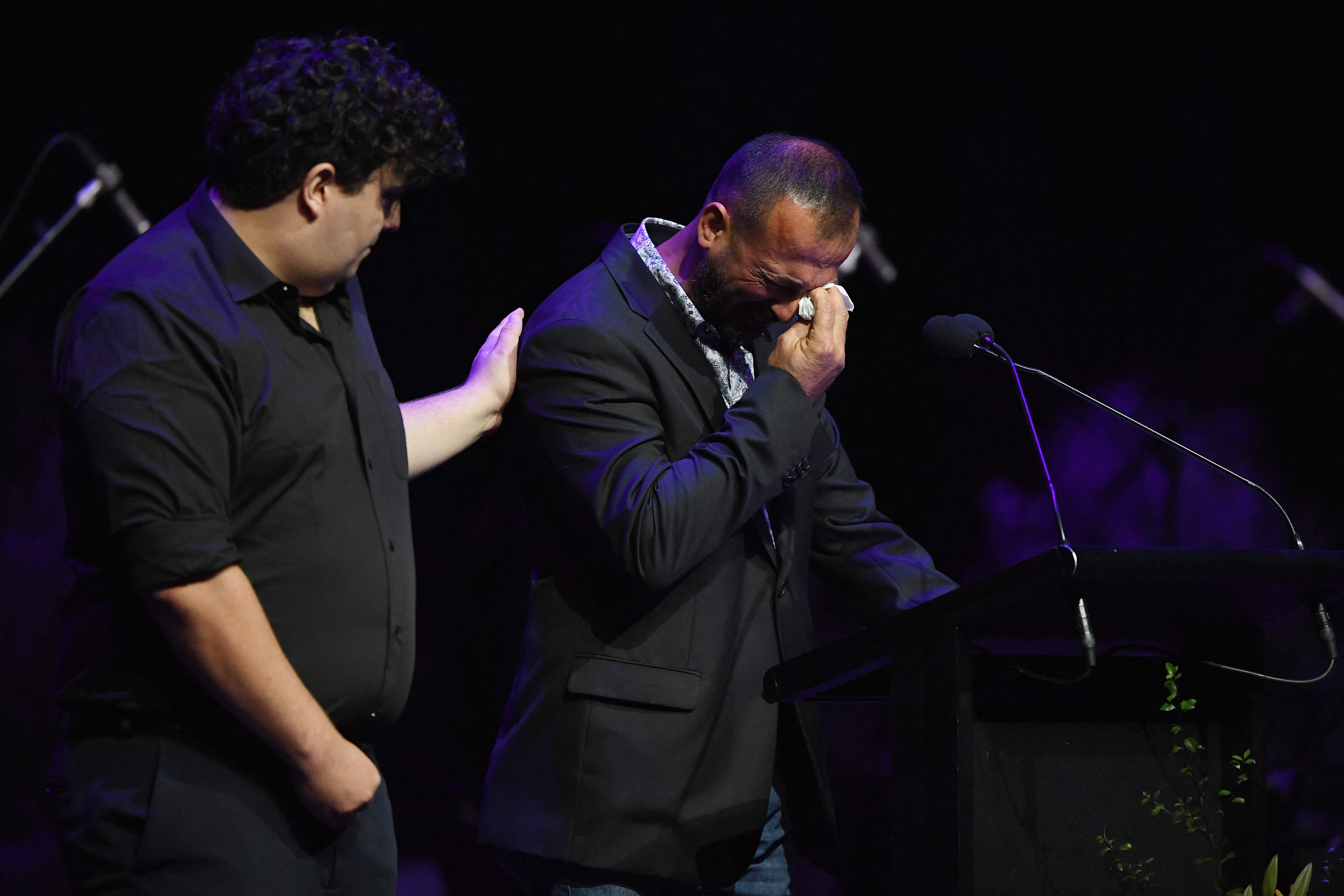 تەمەل لە رێوڕەسمی ساڵڕۆژی رووداوەکەی 15ی ئاداری 2019 لەکاتی قسەکردندا دەستی بە گریان کرد. وێنە: AFP/Kai Schwoerer تەمەل لە رێوڕەسمی ساڵڕۆژی رووداوەکەی 15ی ئاداری 2019 لەکاتی قسەکردندا دەستی بە گریان کرد. وێنە: AFP/Kai Schwoerer