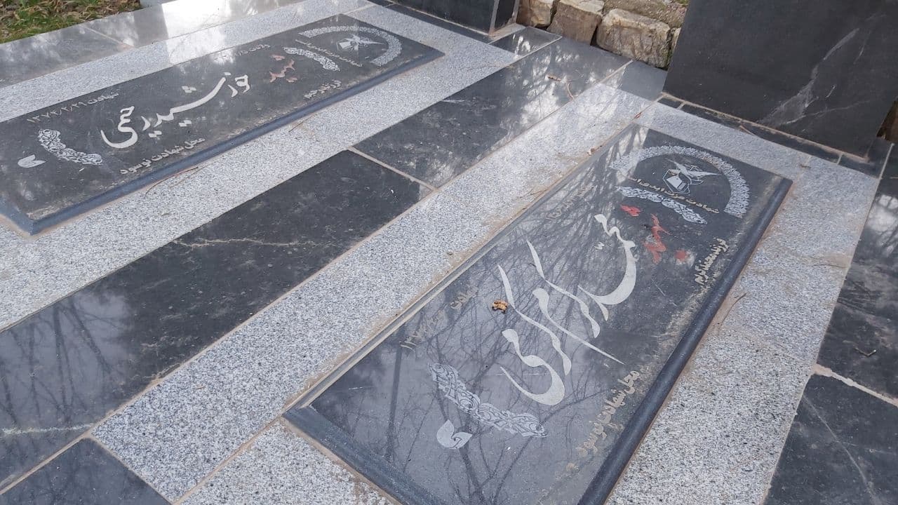 وێنهی گۆڕی دوو هاوژین که به تهقینهوهی مین له نهوسوود گیانیان لەدەستداوە. وێنه: جەبار حەبیب - رووداو وێنهی گۆڕی دوو هاوژین که به تهقینهوهی مین له نهوسوود گیانیان لەدەستداوە. وێنه: جەبار حەبیب - رووداو