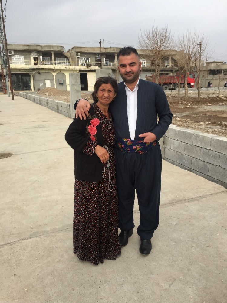 فەرمان عەلی لەگەڵ ئەندامێکی خێزانەکە (دایکی منداڵەکان). وێنە: تایبەت بە رووداو