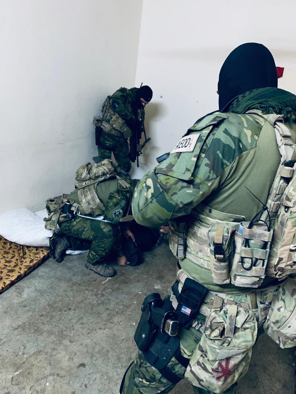 کاتی دەستگیرکردنی یەکێک لە "تیرۆریستەکان". وێنە: کوردۆ عەلی کاتی دەستگیرکردنی یەکێک لە "تیرۆریستەکان". وێنە: کوردۆ عەلی