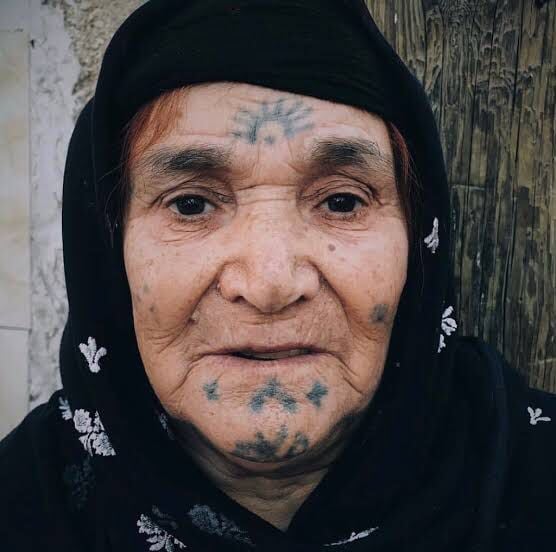 Alın kısmına işlenmiş Güneş motifi