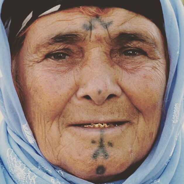 Alın kısmına Ay motifi, alt dudağın altına Rısemiye ve halka sembolü