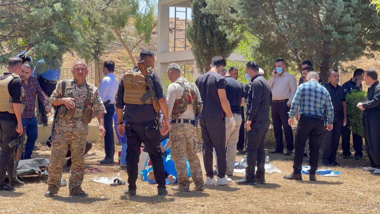 هێزە ئەمنییەکان لە شوێنی خۆتەقاندوونەوەی گەنجەکە. وێنە؛ AA هێزە ئەمنییەکان لە شوێنی خۆتەقاندوونەوەی گەنجەکە. وێنە؛ AA