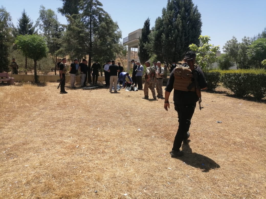 هێزە ئەمنییەکان لە شوێنی خۆتەقاندوونەوەی گەنجەکە. وێنە؛ AA هێزە ئەمنییەکان لە شوێنی خۆتەقاندوونەوەی گەنجەکە. وێنە؛ AA