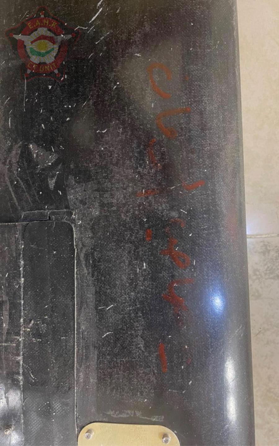 ئەو درووشمەی لەسەر باڵی درۆنەکان نووسراون. وێنە: دژە تیرۆری کوردستان