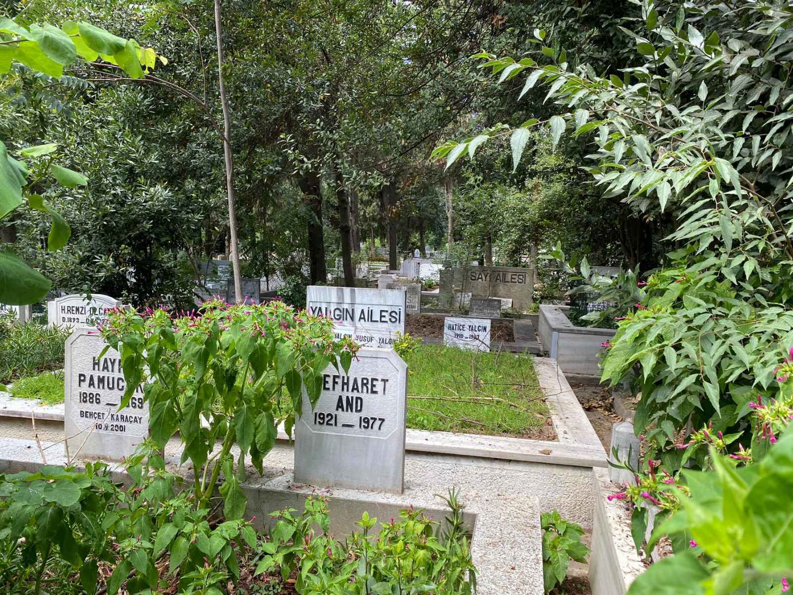 گۆڕستانی قەرەجە ئەحمەد لە ئیستەنبووڵ گۆڕستانی قەرەجە ئەحمەد لە ئیستەنبووڵ