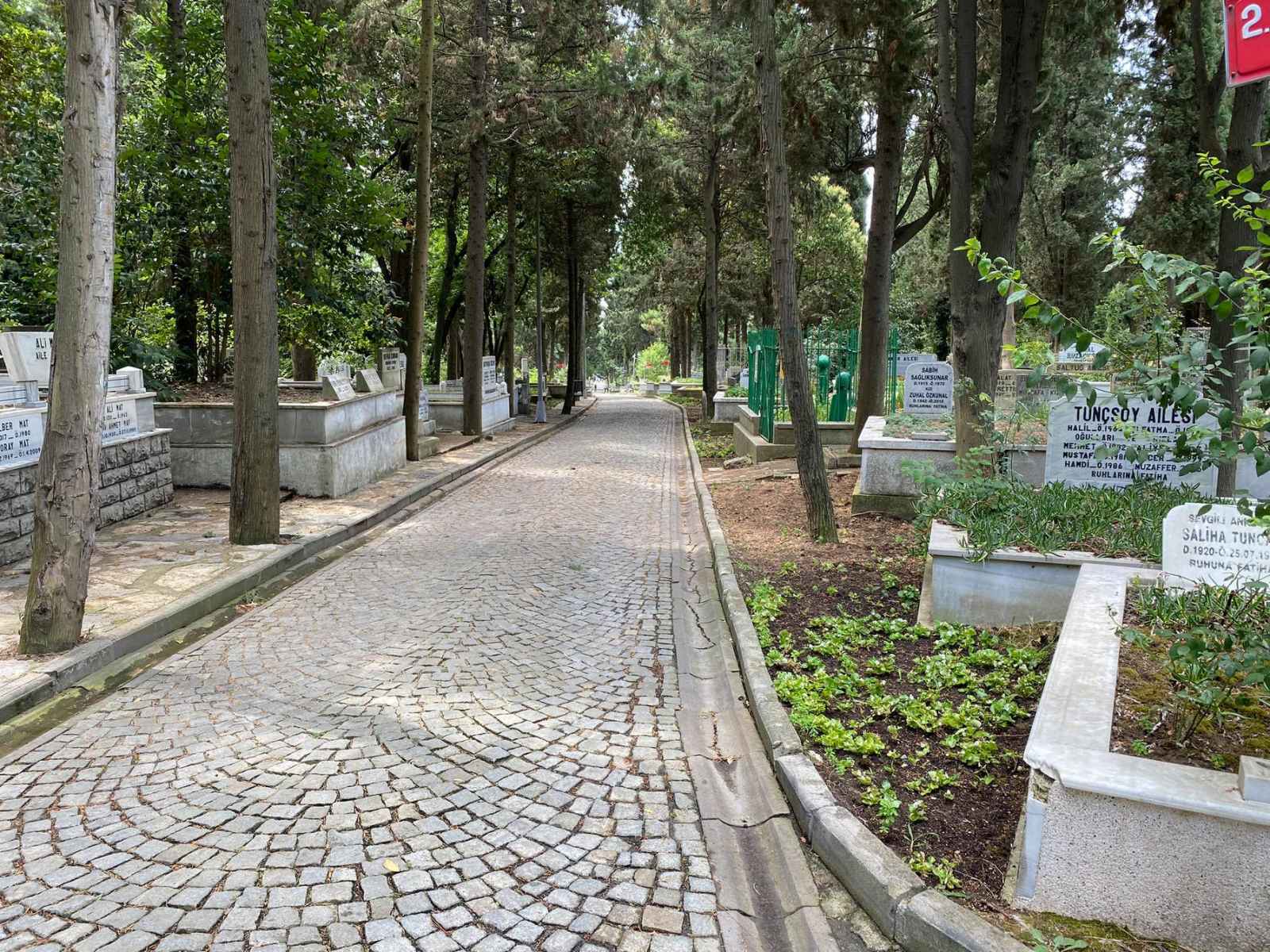 گۆڕستانی قەرەجە ئەحمەد لە ئیستەنبووڵ گۆڕستانی قەرەجە ئەحمەد لە ئیستەنبووڵ