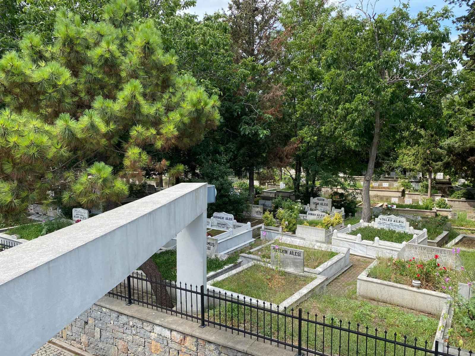 گۆڕستانی قەرەجە ئەحمەد لە ئیستەنبووڵ گۆڕستانی قەرەجە ئەحمەد لە ئیستەنبووڵ