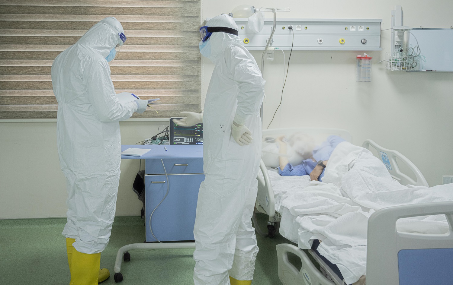 Health workers tend to a coronavirus patient in Erbil. Photo: Bilind T. Abdullah/Rudaw